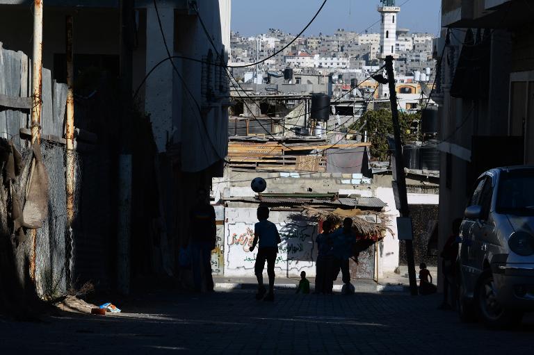 Cậu bé Palestine chơi bóng trước trên con đường nhỏ trước trại tị nạn Jabalia, ở phía bắc Dải Gaza