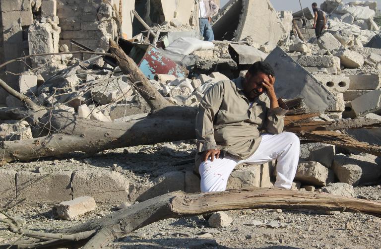 Một người đàn ông Syria ôm mặt khóc trước đống đổ nát, nơi từng là ngôi nhà của mình trước khi trúng bom từ lực lượng chính phủ ở Aleppo