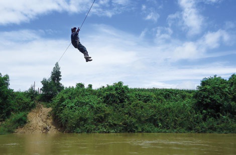 Đánh đu với mạng sống để sang sông