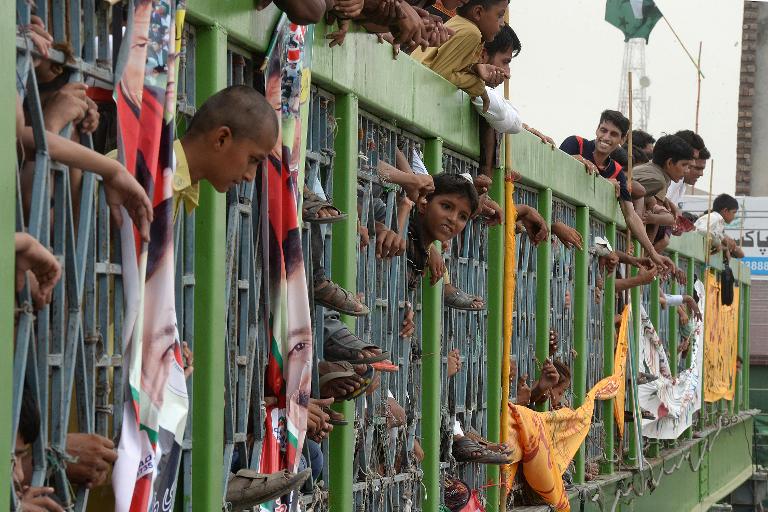 Rất đông người dân Pakistan tập trung trên một chiếc cầu chờ đợi chính trị gia Imran Khan, người sáng lập đảng Tehreek-e-Insaf với chủ trương chống tham nhũng mạnh mẽ