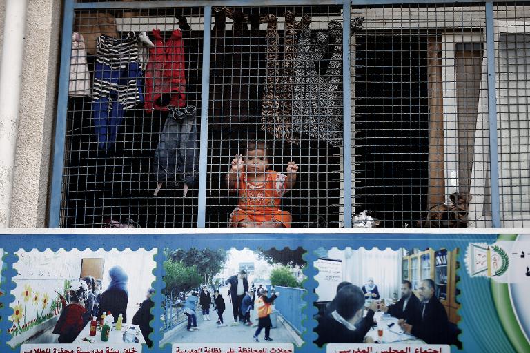 Một đứa trẻ Palestine tị nạn tại một trường học của Liên Hợp Quốc, nơi rất nhiều người đã tìm đến để tránh các cuộc giao tranh giữa Israel và Hamas