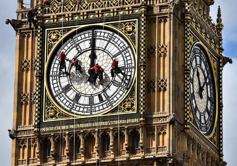 Nhóm thợ đang treo mình trên cao để vệ sinh tháp đồng hồ Big Ben, một biểu tượng của thành London
