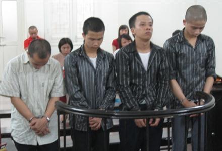 Bỏ nhà ra Hà Nội, bé gái bị nhóm lưu manh hãm hiếp
