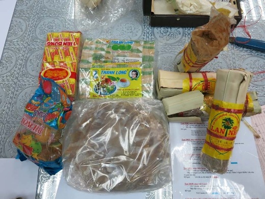 Thu giữ 'quà biếu' chứa 2kg tiền chất ma túy đá