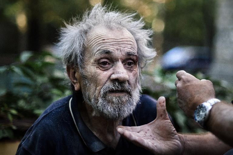 Nhân viên y tế hỗ trợ một người đàn ông bị thương tại Donetsk, phía đông Ukraine