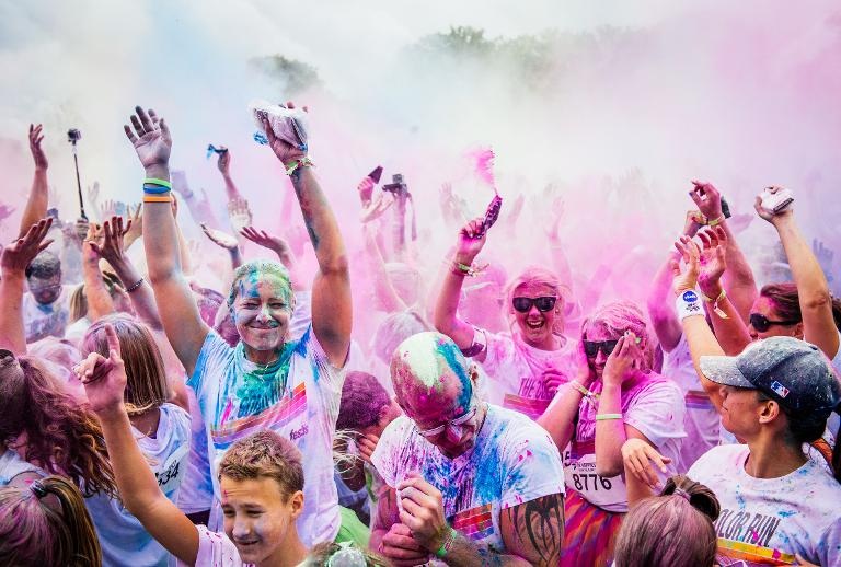 Những người tham gia ném bột màu trong Lễ hội Color Run tại Stockholm, Thụy Điển