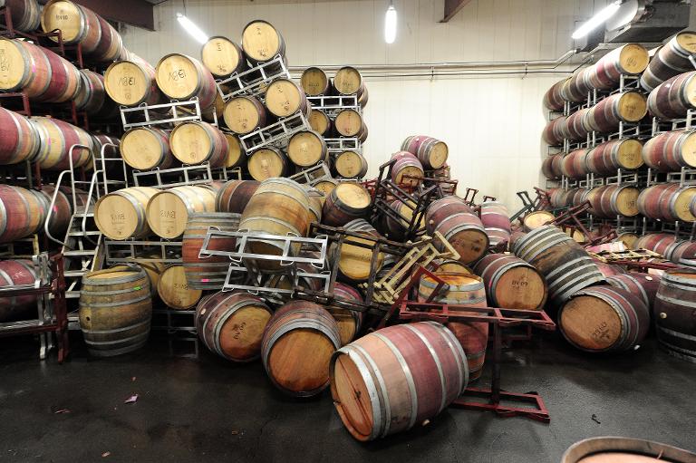 Quang cảnh ngổn ngang trong hầm rượu ở Napa Valley Bouchaine, San Francisco sau trận động đất đo 6.1 độ Ritte hôm Chủ Nhật