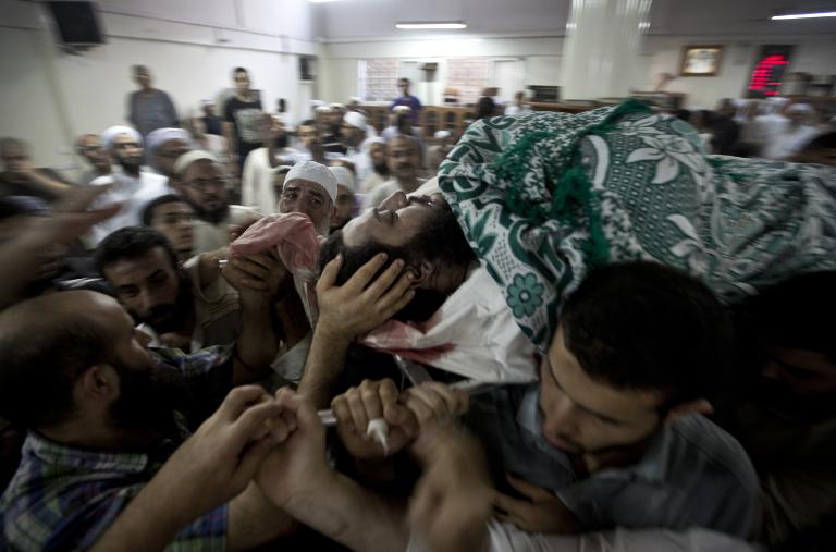 Rất nhiều người dân Palestine vây quanh thi thể Basim Hijazi, người đàn ông thiệt mạng khi chiếc xe ôtô của mình bị trúng không kích của Israel
