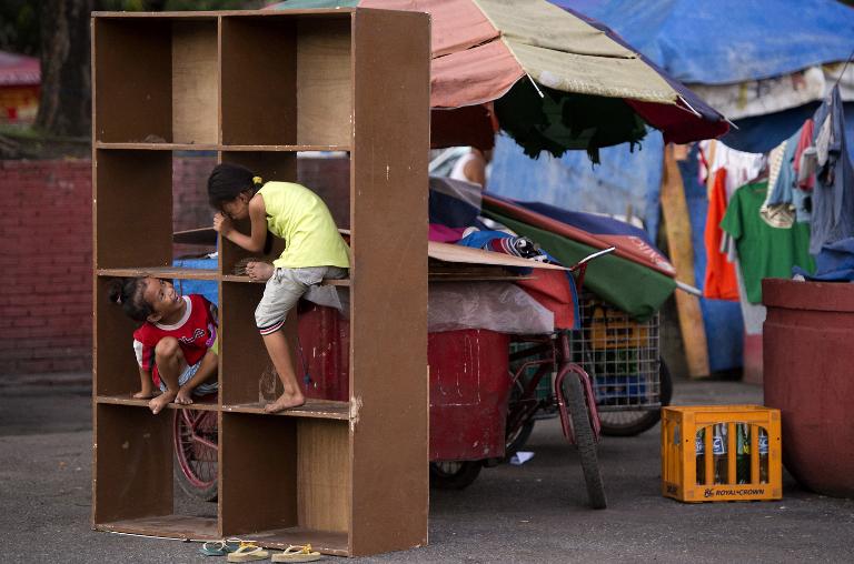 Trẻ em chơi trên kệ gỗ tại một công viên ở Manila