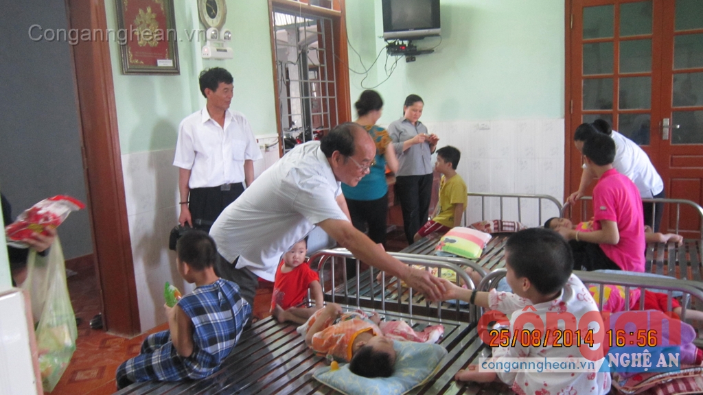 Chung tay trợ giúp học sinh khuyết tật, trẻ mồ côi