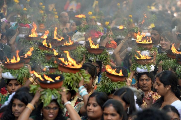 Đoàn người diễu hành trong Lễ hội Thần đầu voi Ganesh của đạo Hindu ở Paris