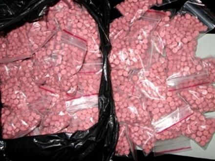 Bắt đối tượng vận chuyển 18.400 viên ma túy tổng hợp