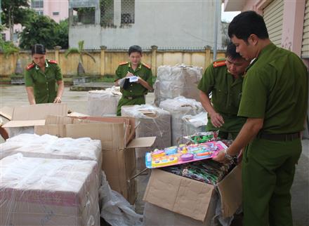 Thu giữ hơn 1 tấn đồ chơi trẻ em nhập lậu