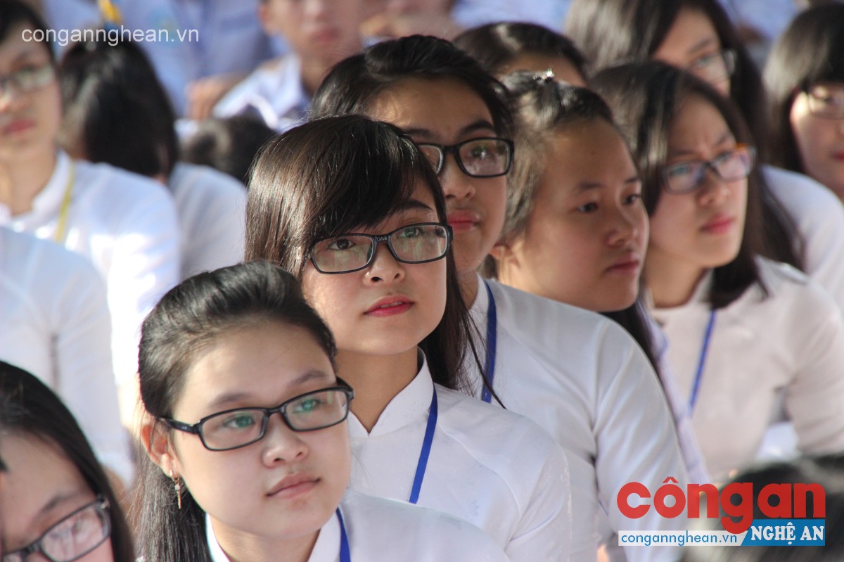 Nữ sinh thành Vinh trong lễ khai giảng