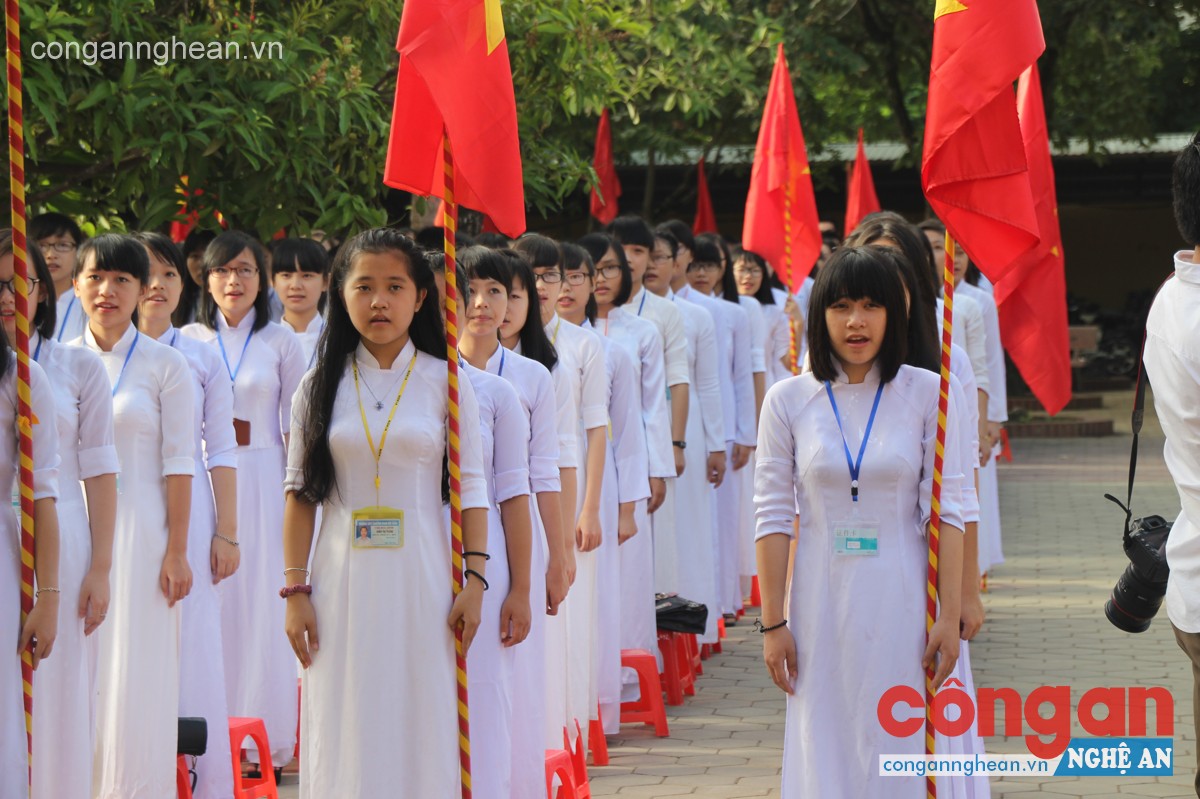 Nghiêm trang hát vang Quốc Ca trong Lễ Chào cờ