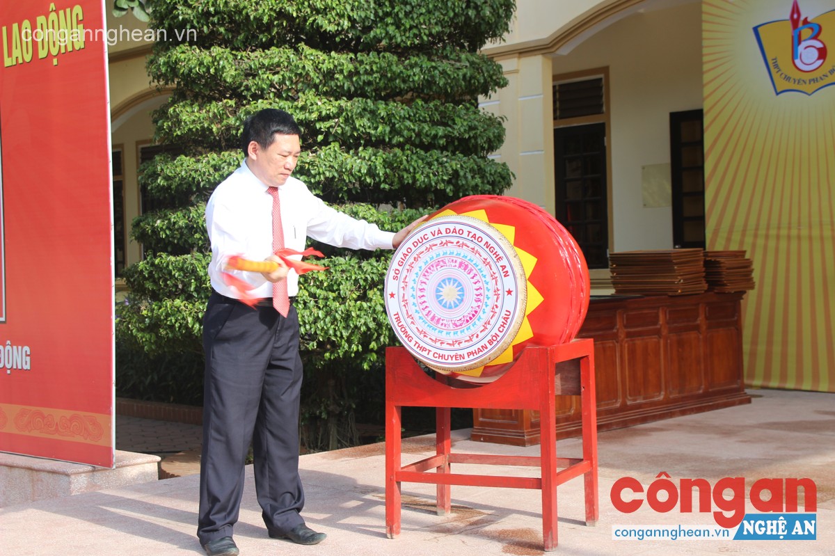 Đồng chí Hồ Đức Phớc, Bí thư Tỉnh ủy đánh hồi trống khai giảng năm học mới