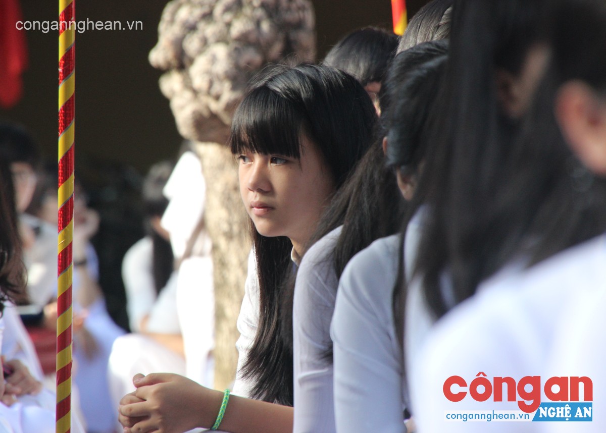 Và đâu đó là ánh mắt ưu tư khi rời xa những ngày hè sôi động