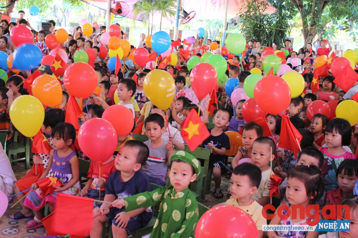 Các em nhỏ lứa tuổi mầm non cũng bắt đầu bước vào năm học mới