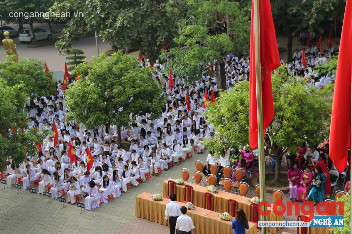 Tề tựu đông đủ sau những ngày hè xa trường, xa lớp học