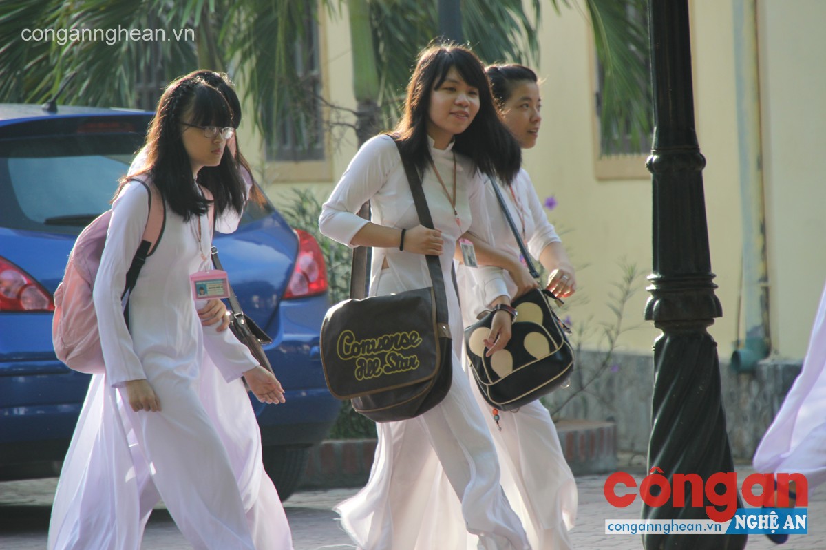 Những bước chân vội vã trên sân trường