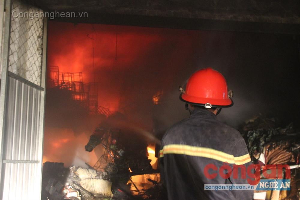 Cháy kho hàng khu vực chợ Vinh