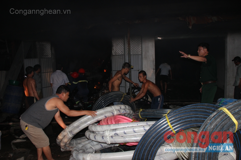 Quần chúng nhân dân giải phóng các kho hàng liền kề, không để ngọn lửa lan rộng