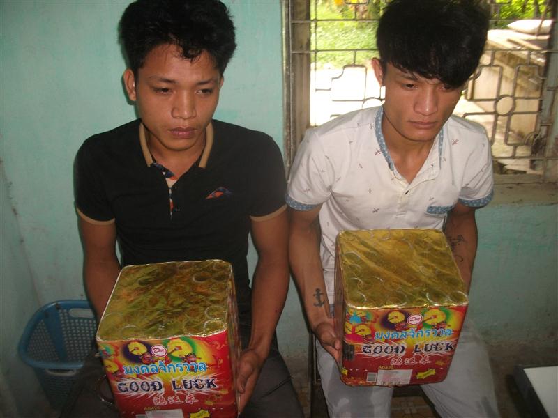 Buôn pháo nổ kiếm tiền ăn chơi