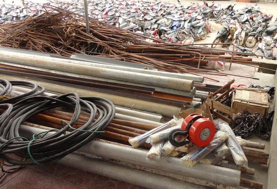 Vào công trường trộm vật liệu xây dựng