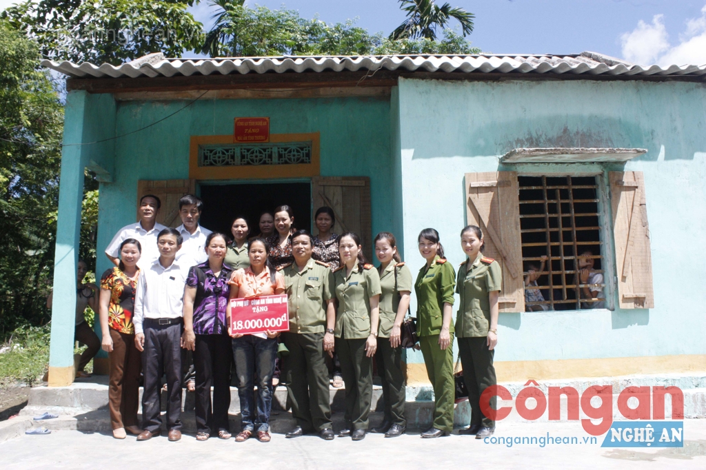 Bàn giao nhà 'Mái ấm tình thương' cho hội viên khó khăn