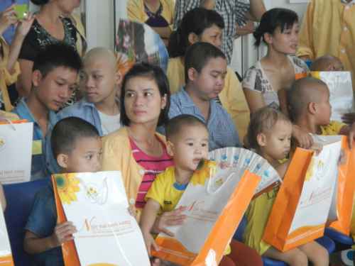 Trung thu với bệnh nhi ung thư