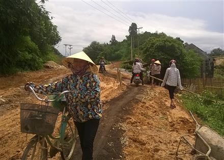Lợi dụng sụt lún, làm 'đường tạm' để thu phí giao thông