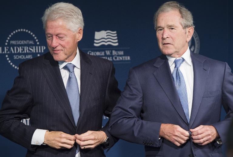 Tổng thống George W. Bush và người tiền nhiệm Bill Clinton trong buổi giới thiệu chương trình học bổng 'Thạc sỹ toàn phần'