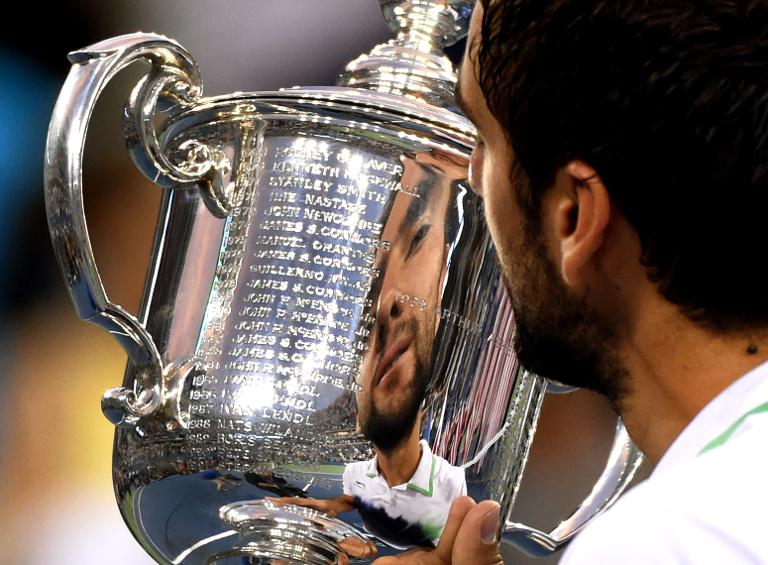 VĐV Marin Cilic của Croatia đoạt cup vàng sau khi đánh bại Kei Nishikori của Nhật Bản trong trận CK đơn nam giải US Open 2014 diễn ra tại New York