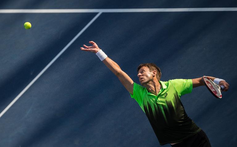 VĐV Daniel Nestor của Canada phát bóng trong trận bán kết đôi nam tại Toronto trong khuôn khổ giải Rogers Cup