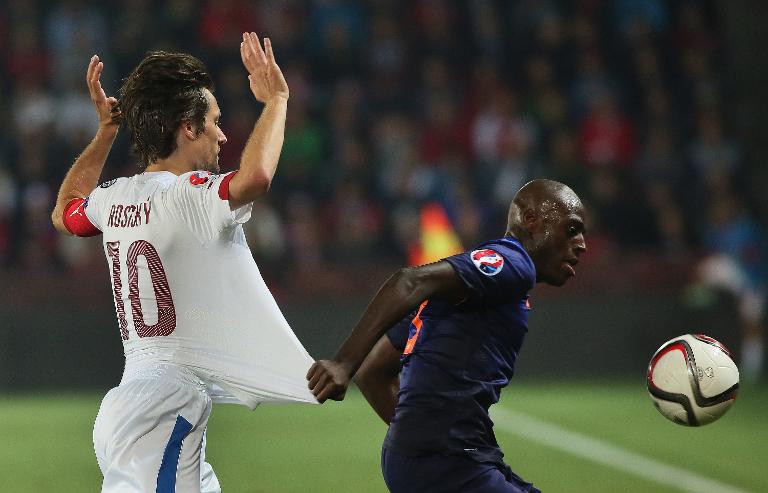 Hậu vệ Hà Lan Bruno Martins Indi (R) và tiền vệ Tomas Rosicky của Czech tranh giành bóng trong trận đấu ở vòng loại bảng A giải Prague