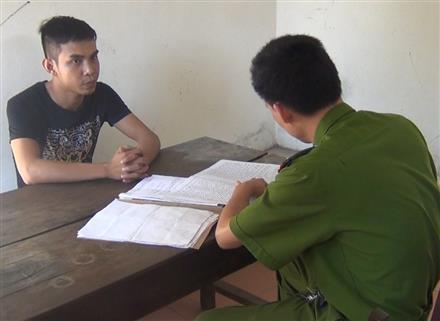 Bắt giam kẻ lao ô tô vào cảnh sát