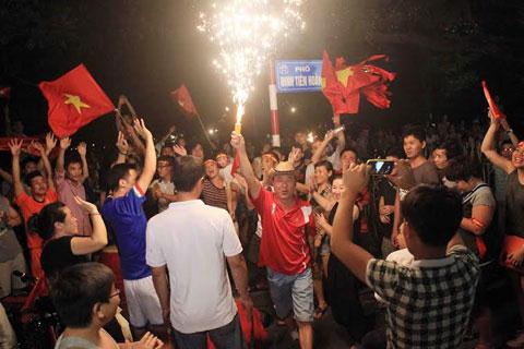 CĐV đổ ra đường ăn mừng chiến thắng của U19 VN