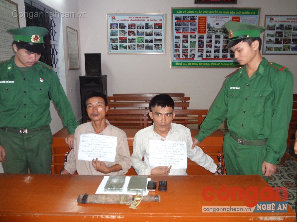 Bắt gọn 2 kẻ buôn 'hàng' lúc sẩm tối