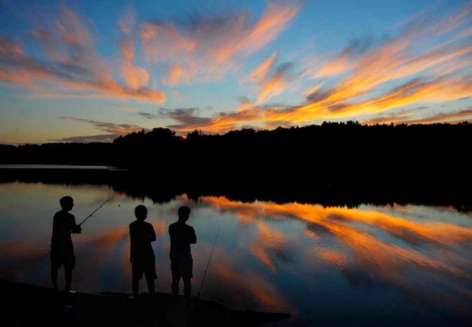 Các sinh viên trường UConn câu cá ở hồ Shenipsit, Tolland, Connecticut, lúc hoàng hôn