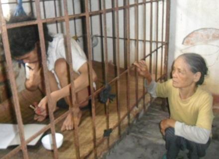 Mẹ già nuôi con trong cũi sắt, chồng ốm liệt giường