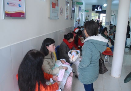 Khát vaccin, 2 giờ sáng chen chân đưa con đi tiêm