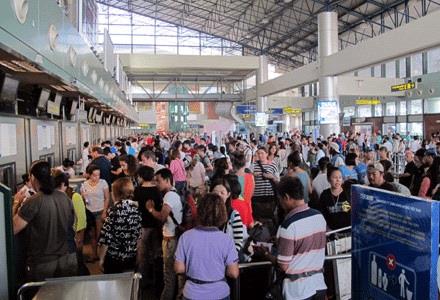 Vé máy bay tăng vì phải thu hộ