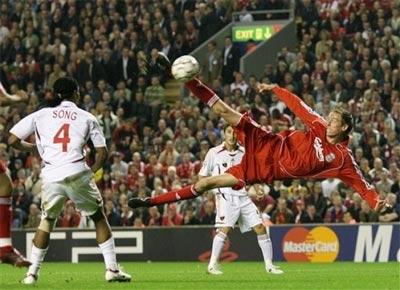 Những pha bóng ngẫu hứng nhất vòng 5 Premier League
