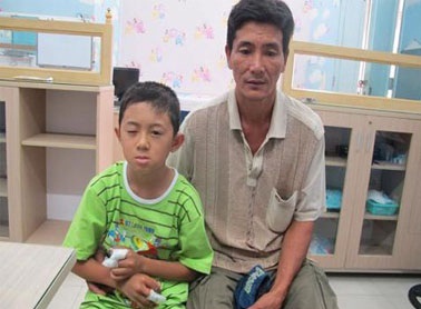 Bé trai vỡ thủy tinh thể sau vụ nổ pin đồ chơi