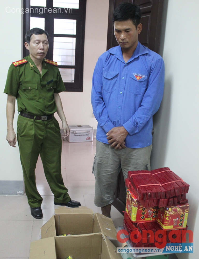 Bắt đối tượng vận chuyển 22 kg pháo nổ đi tiêu thụ