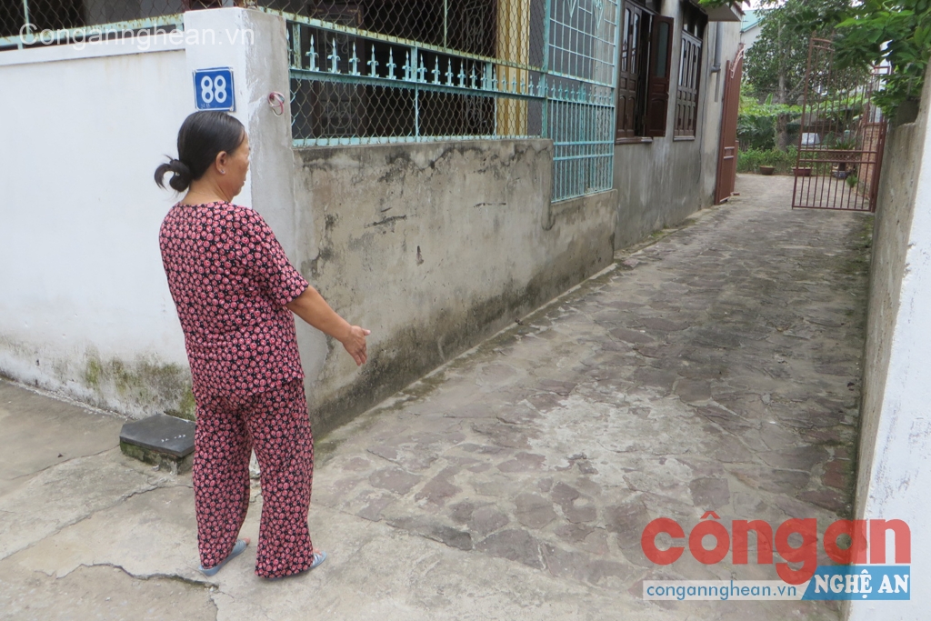 Bà Hương bức xúc chỉ con ngõ bị ông Hảo chiếm mất