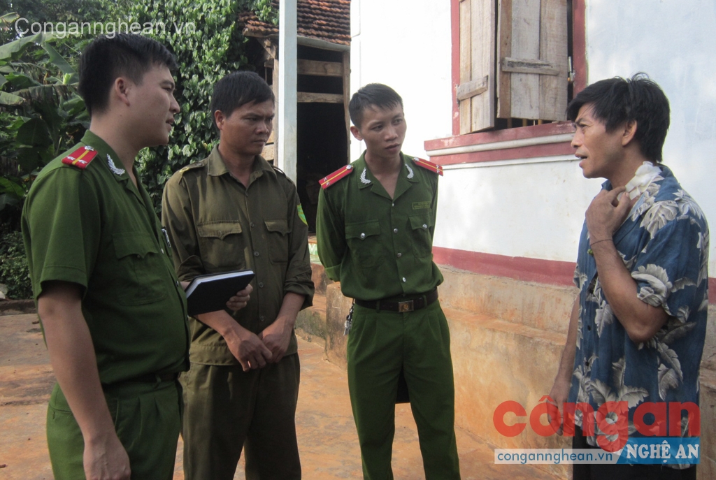 Công an huyện đến thăm hỏi anh Ương sau khi ra viện