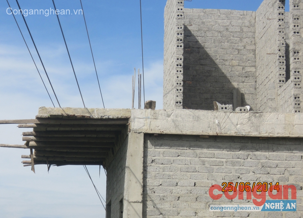 Bất chấp nguy hiểm, những căn nhà mới như thế này vẫn mọc lên