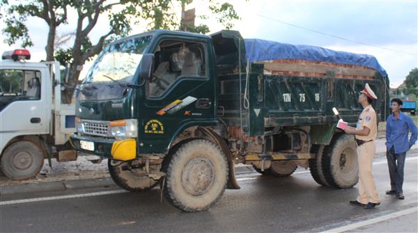 Tăng cường xử lý nghiêm tình trạng xe quá khổ, quá tải