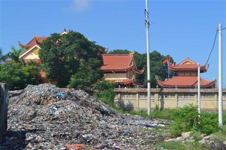 Rác thải 'tấn công' nhà dân, đền thờ liệt sĩ
